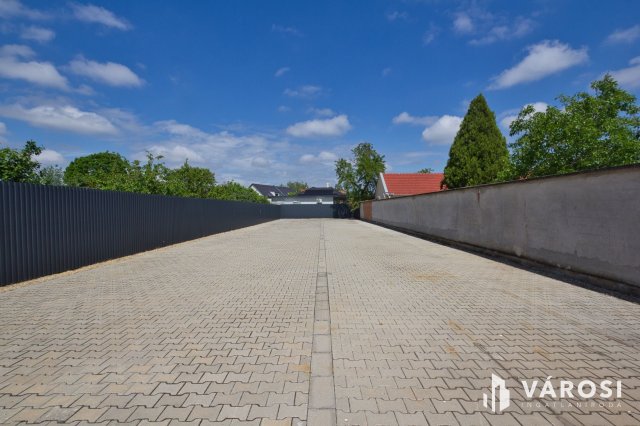 Eladó ipari ingatlan, Békéscsabán 32.5 M Ft, 1 szobás