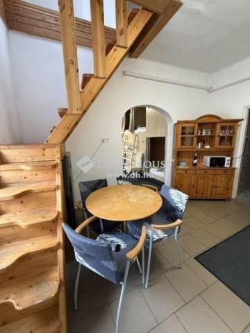 Eladó téglalakás, Pécsett 58 M Ft, 4 szobás