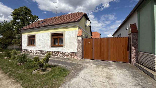 Eladó családi ház, Fertőhomokon 84.99 M Ft, 6 szobás
