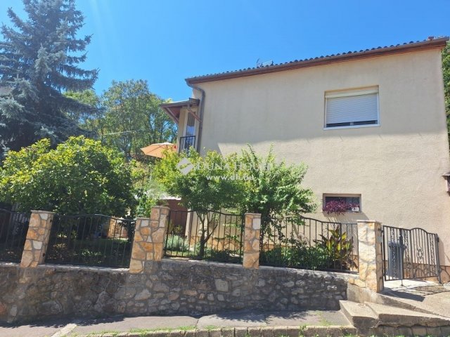 Eladó családi ház, Pécsett 120 M Ft, 3 szobás
