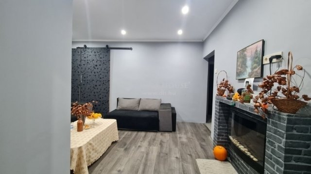 Eladó ikerház, Komlón 29.9 M Ft, 3 szobás / költözzbe.hu