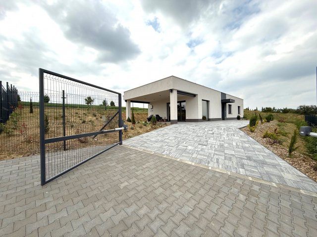 Eladó családi ház, Pécsett 124.9 M Ft, 4 szobás
