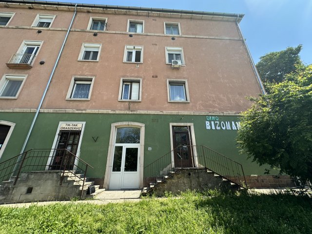 Eladó téglalakás, Komlón 11 M Ft, 1 szobás