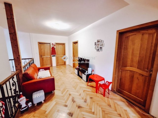 Eladó családi ház, Solymáron 279 M Ft, 8 szobás