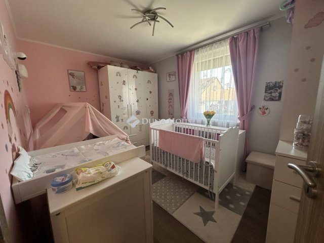 Eladó családi ház, Nagyvenyimen 92 M Ft, 4 szobás