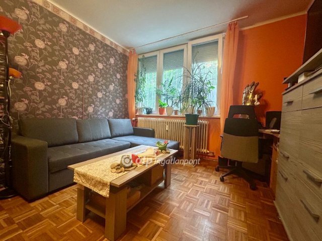 Eladó téglalakás, Tatabányán 33.9 M Ft, 1+1 szobás
