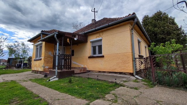 Eladó családi ház, Pusztaszabolcson 30 M Ft, 2 szobás