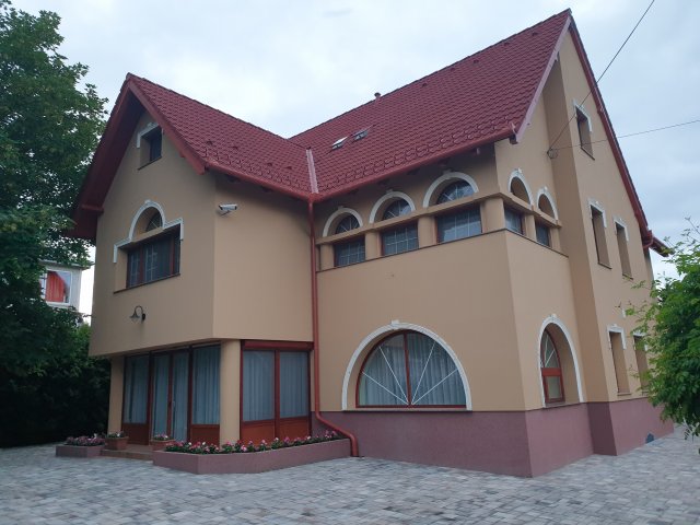 Eladó családi ház, Balatonalmádiban 349 M Ft, 10 szobás