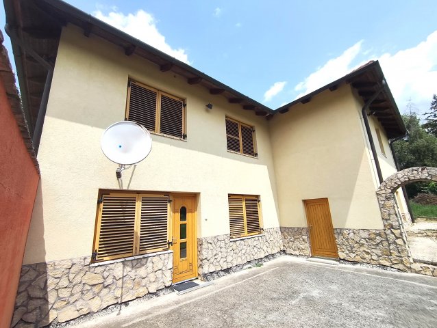 Eladó családi ház, Komáromban 135 M Ft, 6 szobás