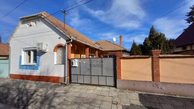 Eladó családi ház, Bátaszéken 29.9 M Ft, 3 szobás