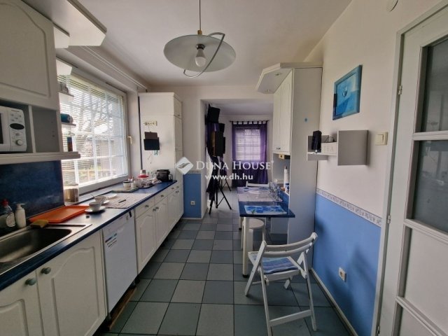Eladó családi ház, Martonvásáron 139.99 M Ft, 6 szobás