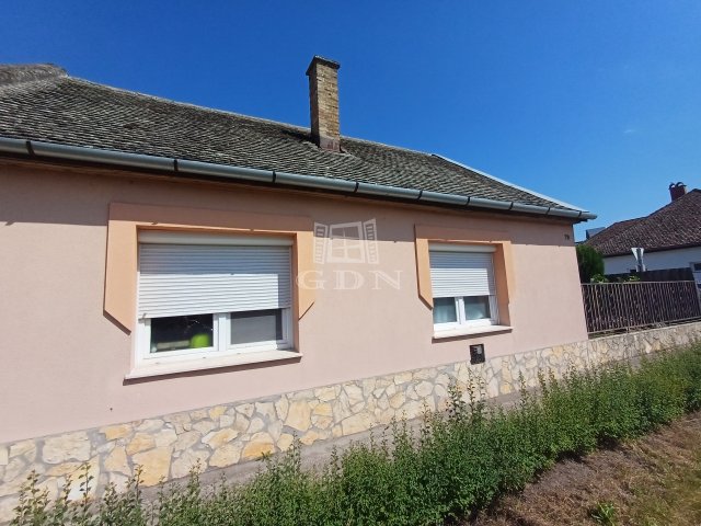 Eladó családi ház, Baján 38 M Ft, 2 szobás
