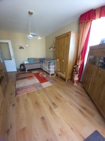 Eladó téglalakás, Veszprémben 74 M Ft, 3 szobás