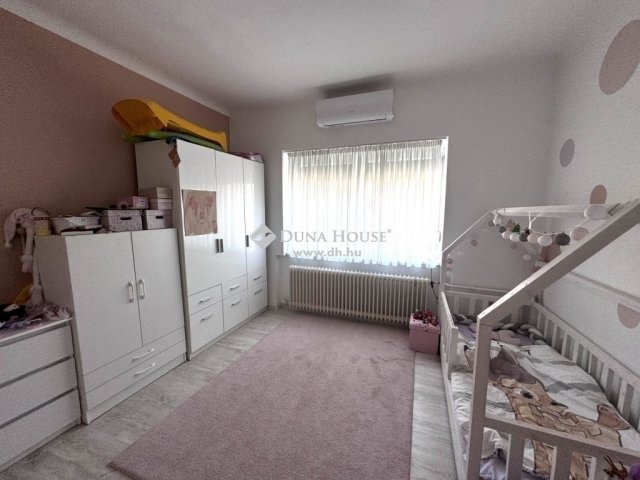 Eladó családi ház, Pécsett 105 M Ft, 4 szobás