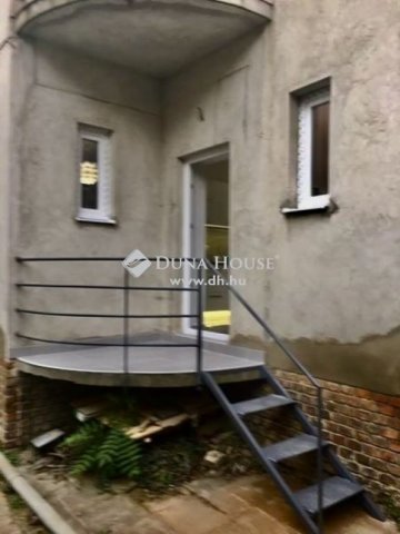 Eladó téglalakás, Pécsett 79.9 M Ft, 4 szobás