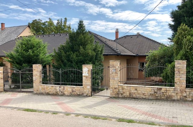 Eladó családi ház, Érden 220 M Ft, 5 szobás
