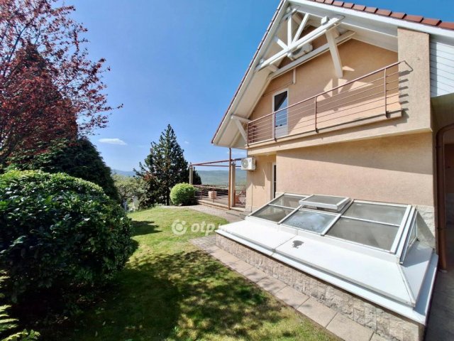 Eladó családi ház, Szentendrén 299 M Ft, 6 szobás