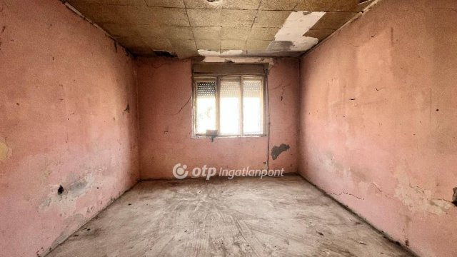Eladó családi ház, Pápán 14.99 M Ft, 2 szobás