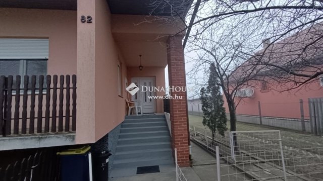Eladó családi ház, Szentmártonkátán 59.9 M Ft, 5 szobás