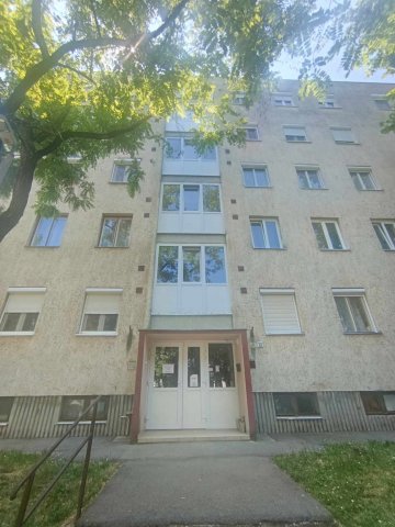 Eladó téglalakás, Komlón 19.9 M Ft, 1+2 szobás