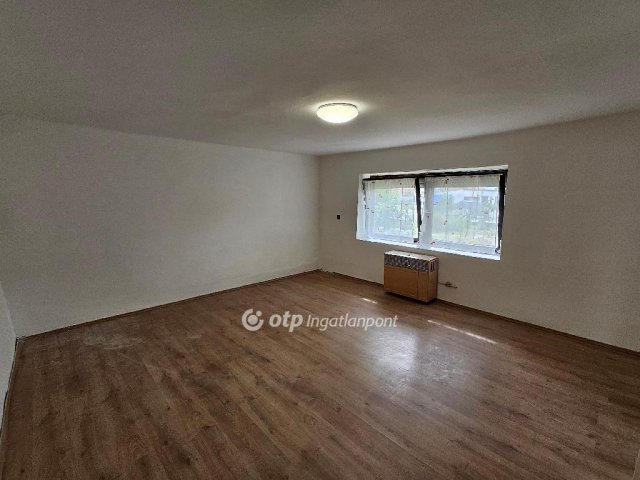 Eladó családi ház, Száron 45 M Ft, 2 szobás
