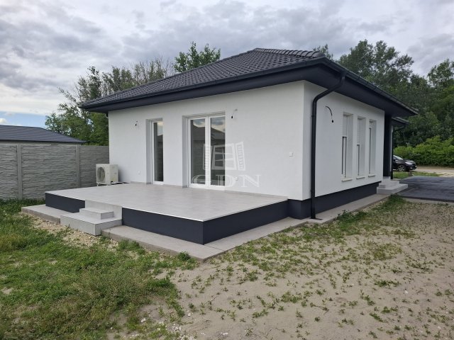 Eladó családi ház, Bugyin 89.9 M Ft, 5 szobás