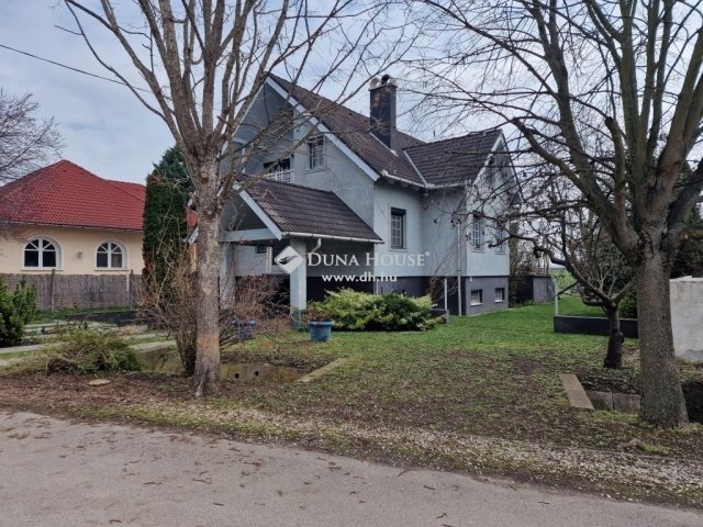 Eladó családi ház, Martonvásáron 139.99 M Ft, 6 szobás
