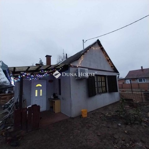 Eladó családi ház, Csemőn 20 M Ft, 2 szobás