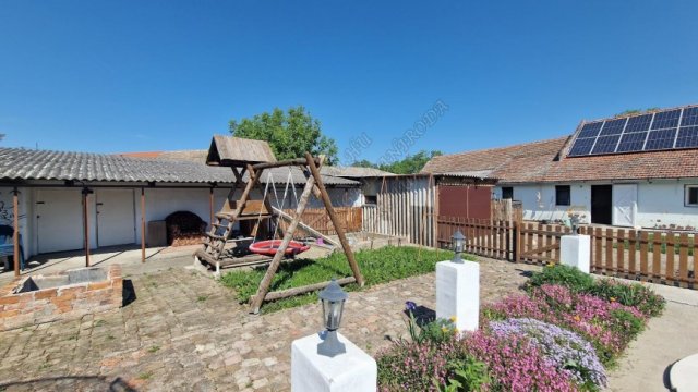 Eladó családi ház, Hódmezővásárhelyen 68 M Ft, 5 szobás