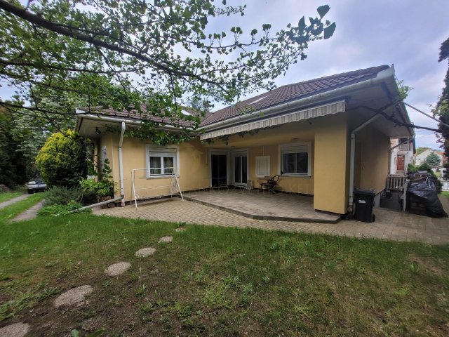 Eladó családi ház, Dányon 149.9 M Ft, 7 szobás