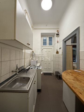 Eladó téglalakás, Budapesten, VI. kerületben 36.9 M Ft, 1 szobás