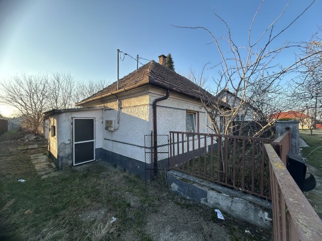 Eladó családi ház, Győrött 24 M Ft, 3 szobás
