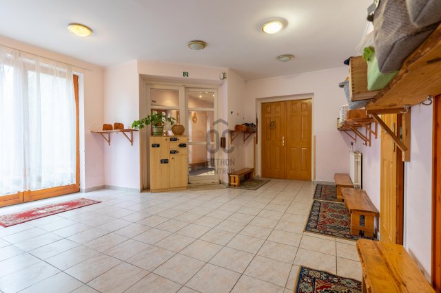 Eladó családi ház, Székesfehérvárott 90 M Ft, 7 szobás