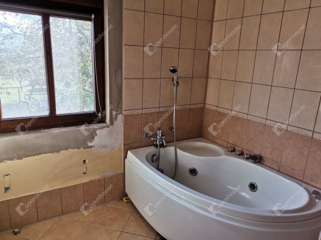 Eladó családi ház, Komáromban 53 M Ft, 5 szobás