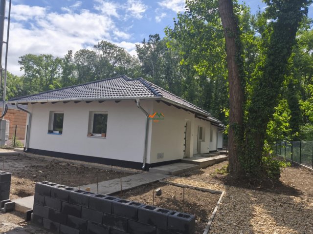 Eladó ikerház, Kiskunlacházán 53.99 M Ft, 3 szobás