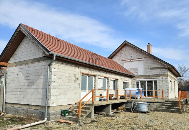 Eladó családi ház, Vecsésen 108.9 M Ft, 5 szobás