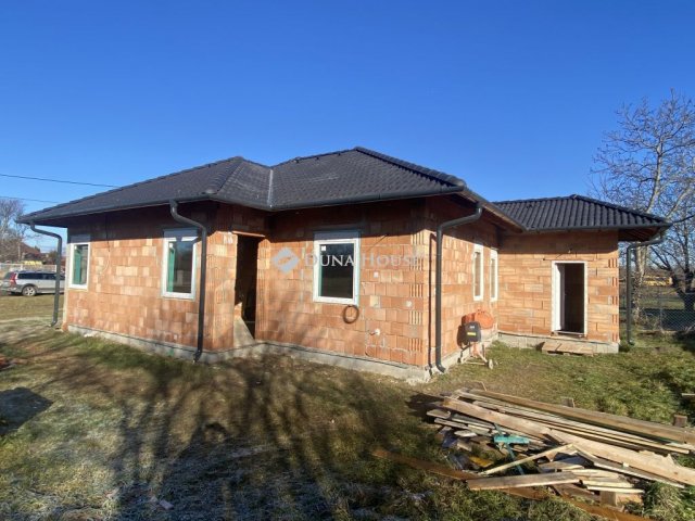 Eladó családi ház, Tasson 65 M Ft, 4 szobás