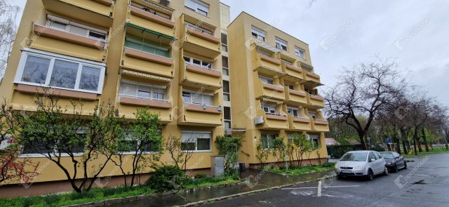 Eladó panellakás, Győrött 34.99 M Ft, 1 szobás