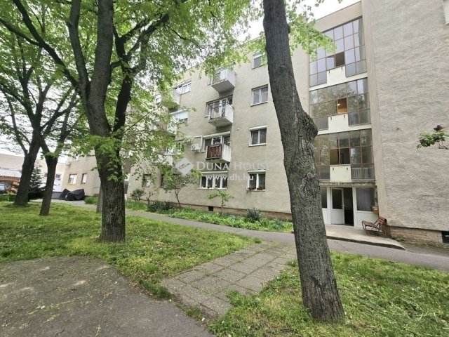Eladó téglalakás, Pécsett 40.5 M Ft, 2 szobás