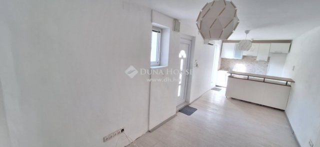 Eladó téglalakás, Pécsett 21.9 M Ft, 2 szobás