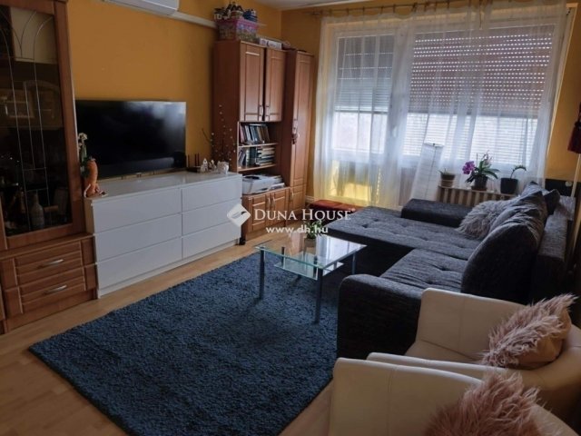 Eladó panellakás, Pécsett 39.5 M Ft, 3 szobás