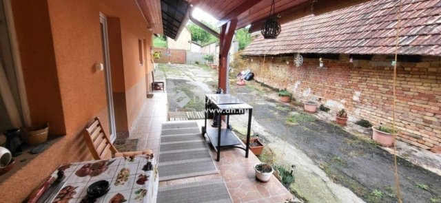 Eladó családi ház, Vácegresen 75 M Ft, 5 szobás