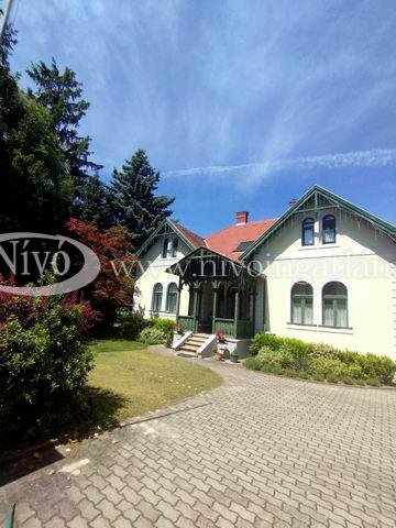 Eladó családi ház, Veszprémben 350 M Ft, 10 szobás