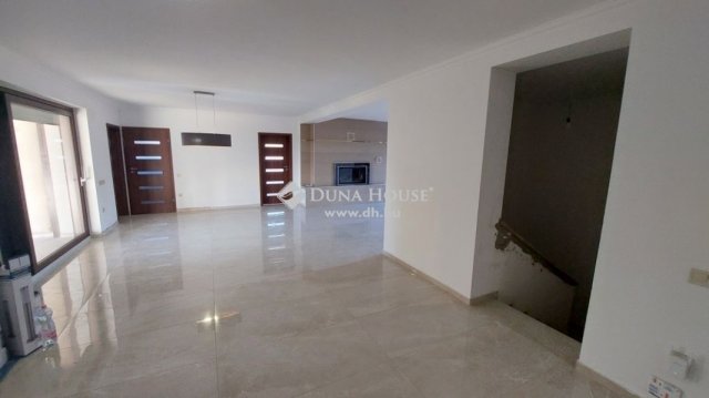 Eladó családi ház, Mogyoródon 349.99 M Ft, 7 szobás