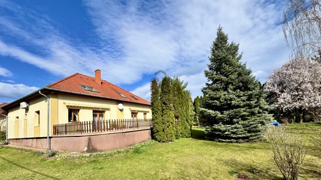 Eladó családi ház, Szadán 189 M Ft, 8 szobás
