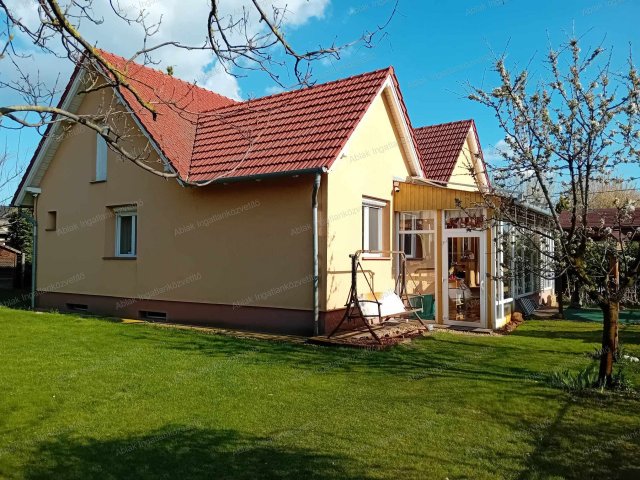 Eladó családi ház, Kecskeméten 94.9 M Ft, 3 szobás