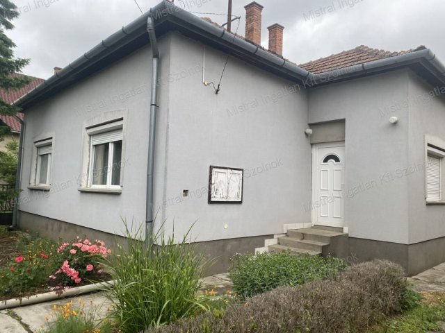 Eladó családi ház, Törökszentmiklóson 28.5 M Ft, 3 szobás