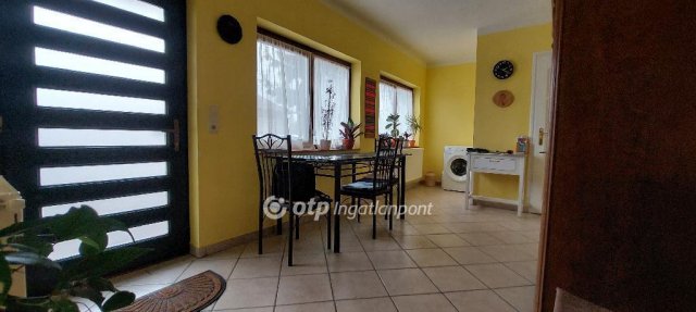 Eladó családi ház, Baracskán 89 M Ft, 6 szobás