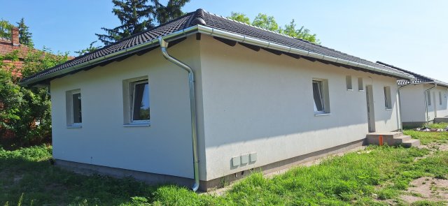 Eladó ikerház, Kiskunlacházán 64.9 M Ft, 4 szobás