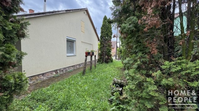 Eladó családi ház, Szegeden 69.999 M Ft, 2 szobás